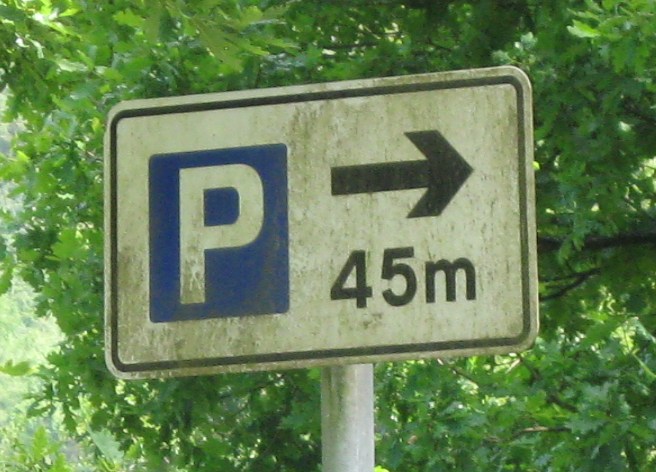 Metric distance sign to car park