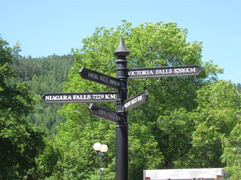 Metric finger post sign