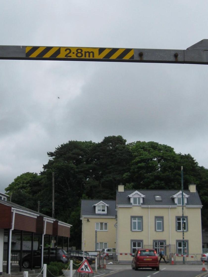 Height limit on entrance to car park sign